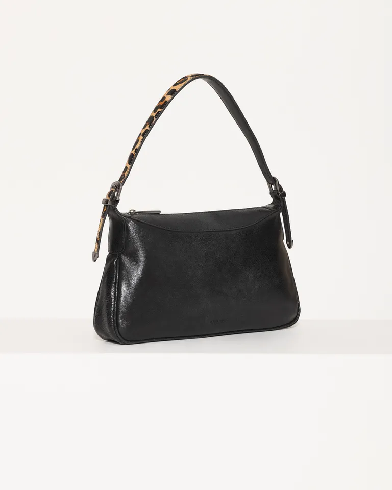 Cartera de cuero negro con acabado gastado y correa ajustable de Jazmin Chebar en Bolsos y Carteras para argentina