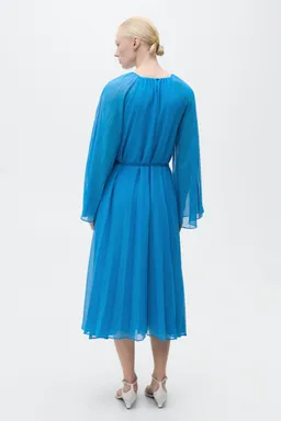 Vestido plisado manga acampanada de Mango en Vestidos para argentina