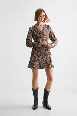 Vestido floral cruzado evasé de Mango Teen en Vestidos para argentina