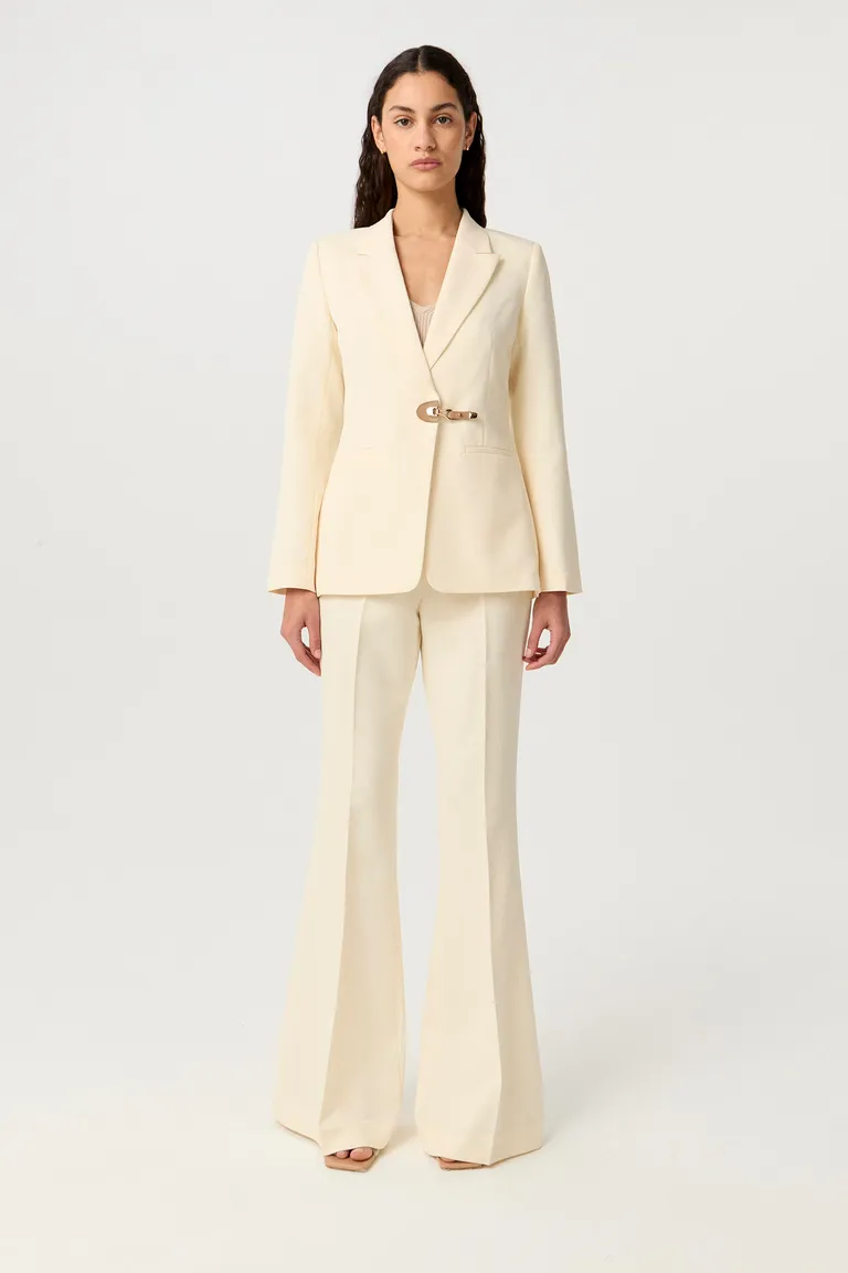 Blazer de sastrería elastizada en tono beige con diseño entallado y cierre metálico de Markova en Blazers para argentina