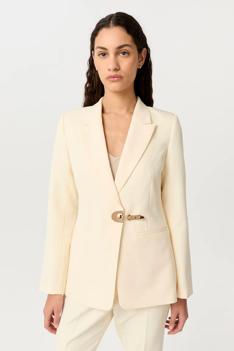 Blazer de sastrería elastizada en tono beige con diseño entallado y cierre metálico de Markova en Blazers para argentina