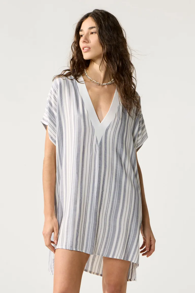 Vestido corto rayas verticales con escote en V y aberturas laterales para una silueta estilizada de Cuesta Blanca en Vestidos para argentina