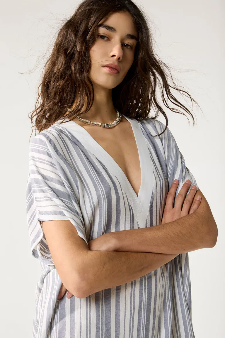 Vestido corto rayas verticales con escote en V y aberturas laterales para una silueta estilizada de Cuesta Blanca en Vestidos para argentina