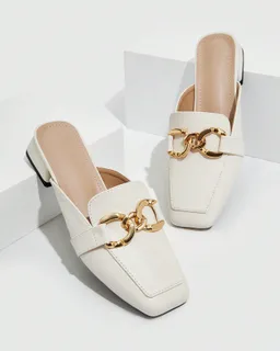 Mules planos detalle metal de Cuccoo en Zapatos con Tacos para argentina