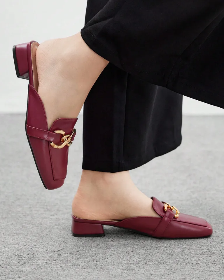 Mules planos detalle metal de Cuccoo en Zapatos con Tacos para argentina