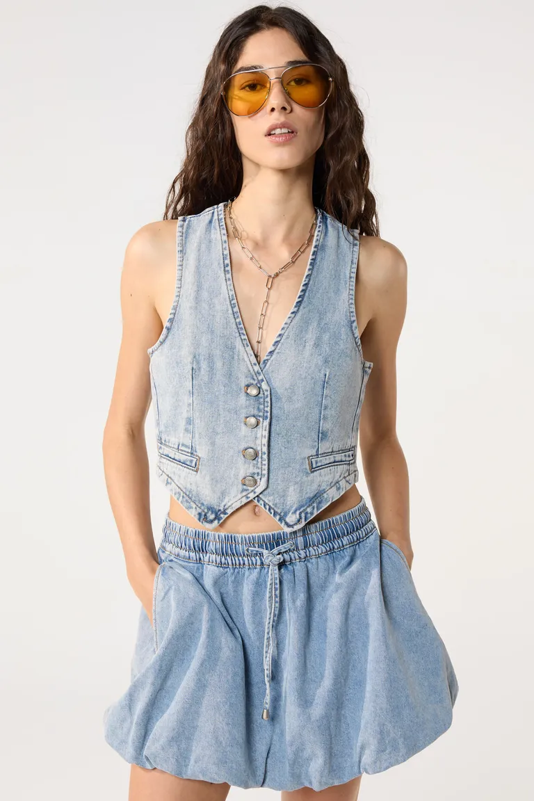 Chaleco de denim con botones metálicos en color azul claro para mujer de Cuesta Blanca en Chalecos para argentina