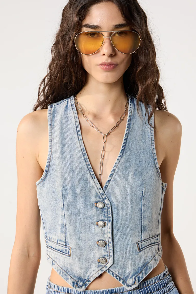 Chaleco de denim con botones metálicos en color azul claro para mujer de Cuesta Blanca en Chalecos para argentina