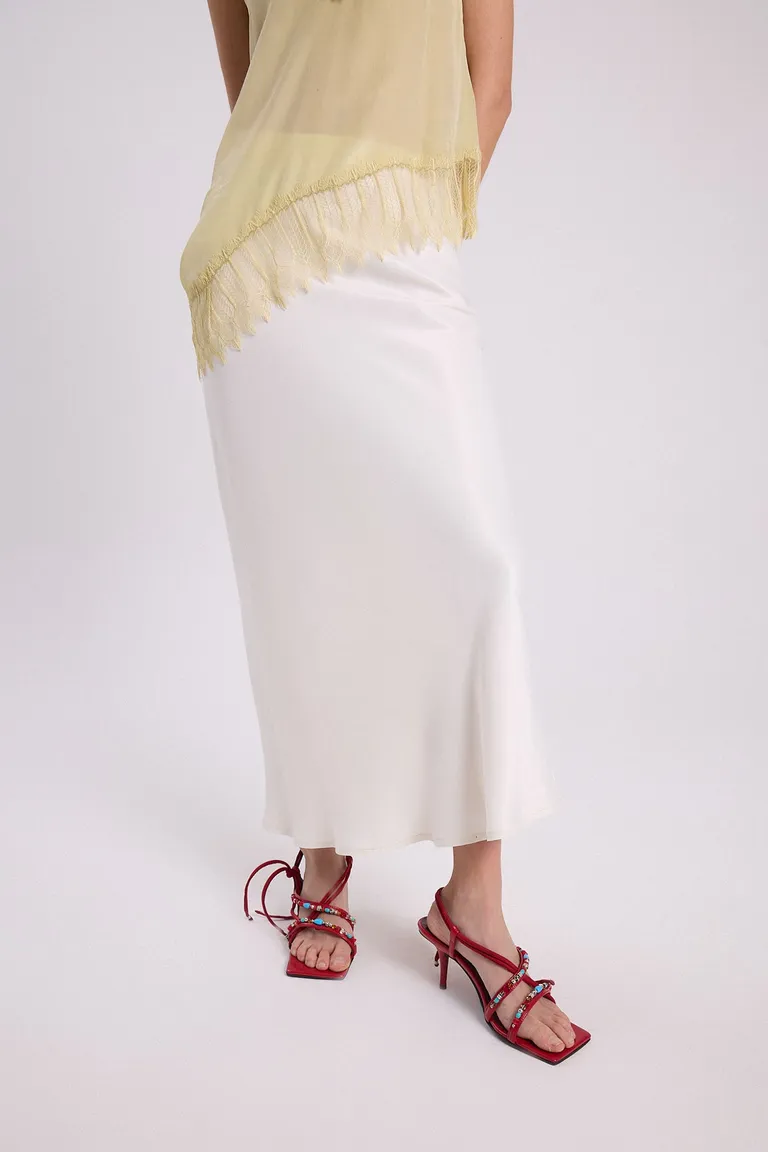 Falda recta de viscosa en tonalidad off-white con caída fluida y elegante de Maria Cher en Faldas para argentina