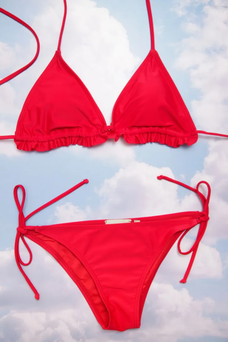 Bikini rojo con corpiño triangular y volados en la base de Las Pepas en Swimwear y Beachwear para argentina