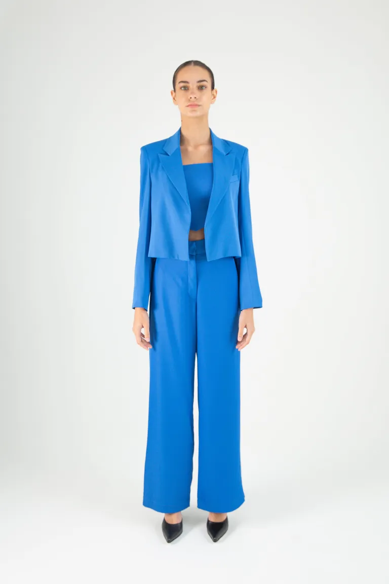 Blazer azul de crepe sastrero con corte modular y cierre cruzado de Naíma en Blazers para argentina