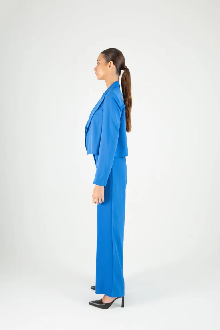 Blazer azul de crepe sastrero con corte modular y cierre cruzado de Naíma en Blazers para argentina