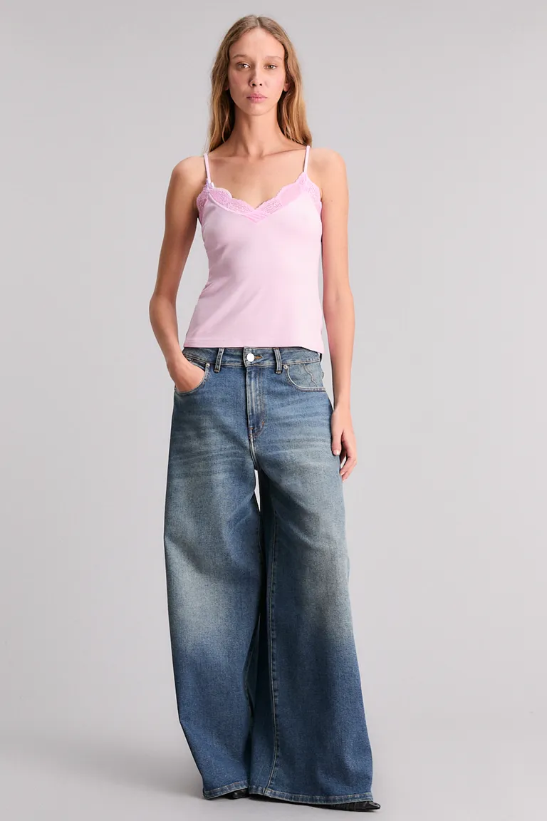 Top de tirantes slim fit en tono rosa pastel perfecto para looks casuales y versátiles de Kosiuko en Tops para argentina