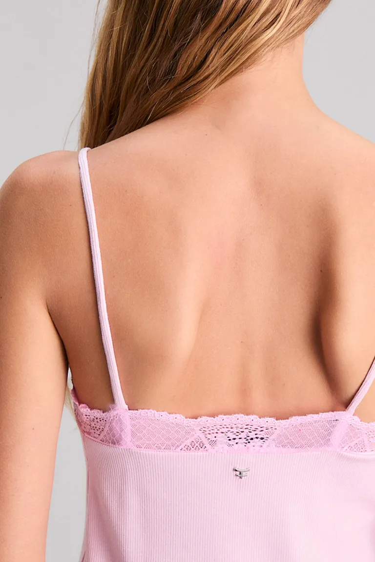 Top de tirantes slim fit en tono rosa pastel perfecto para looks casuales y versátiles de Kosiuko en Tops para argentina