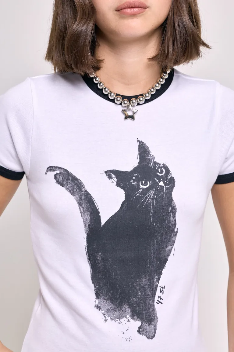 Remera entallada de cuello redondo con estampado de gato y bordes en contraste en mangas y cuello de 47 Street en Remeras para argentina