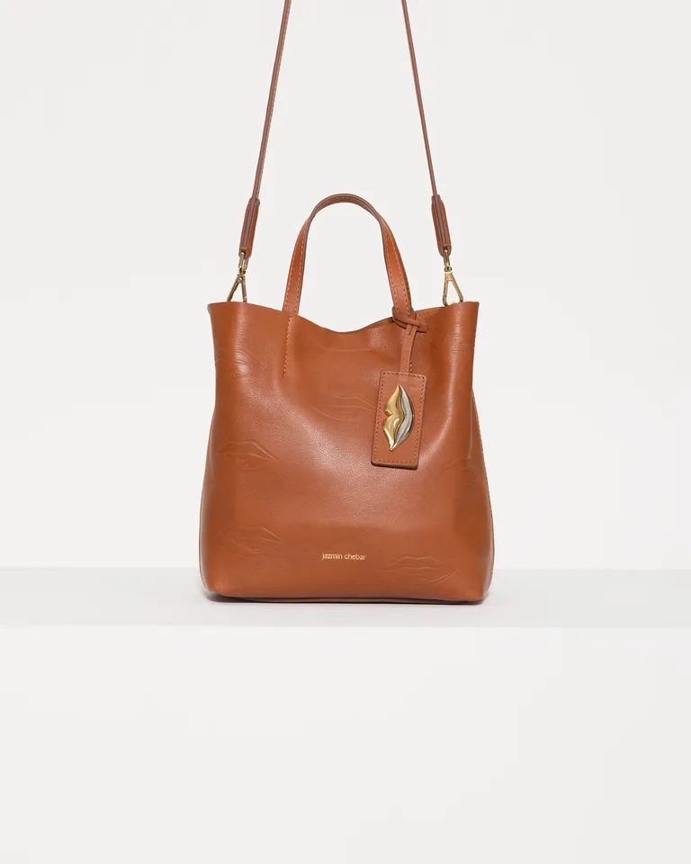Bolso de mano de cuero con diseño de Kisses en bajo relieve de Jazmin Chebar en Bolsos y Carteras para argentina