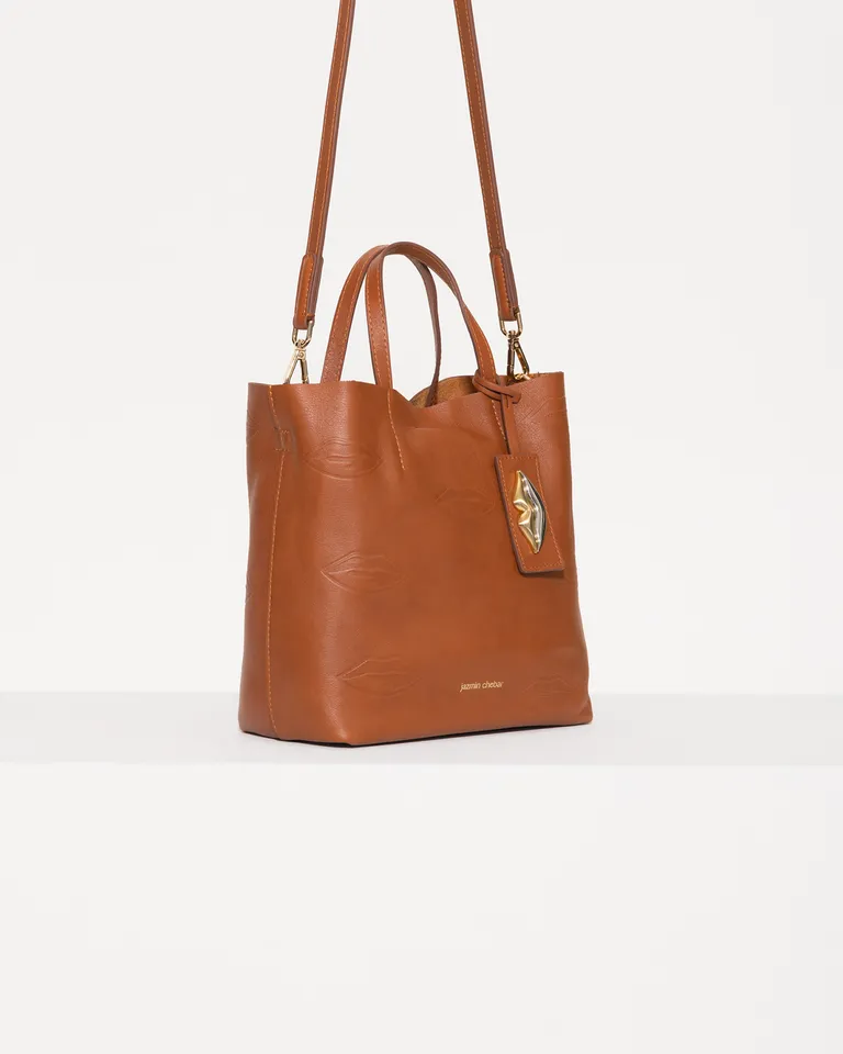 Bolso de mano de cuero con diseño de Kisses en bajo relieve de Jazmin Chebar en Bolsos y Carteras para argentina