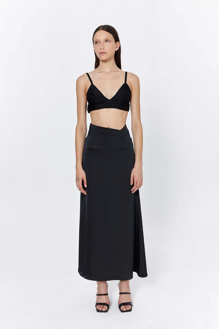 Falda larga de satén con corte asimétrico y cierre invisible lateral de Naíma en Faldas para argentina