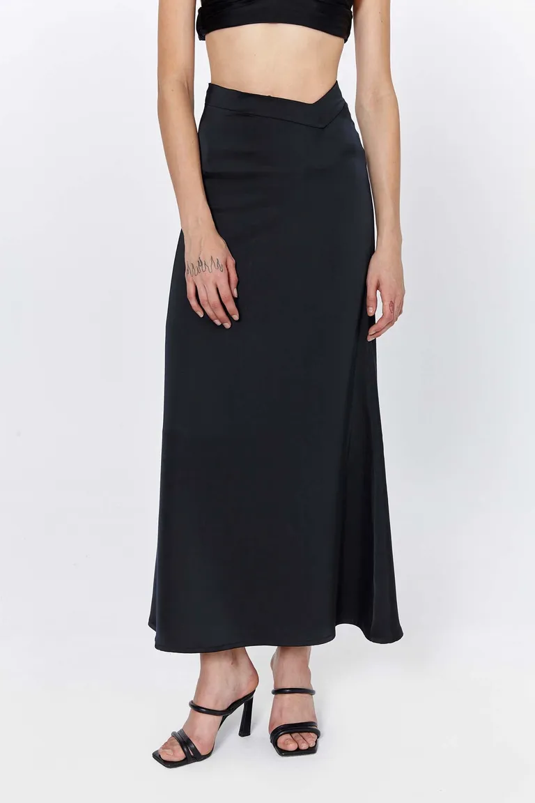 Falda larga de satén con corte asimétrico y cierre invisible lateral de Naíma en Faldas para argentina