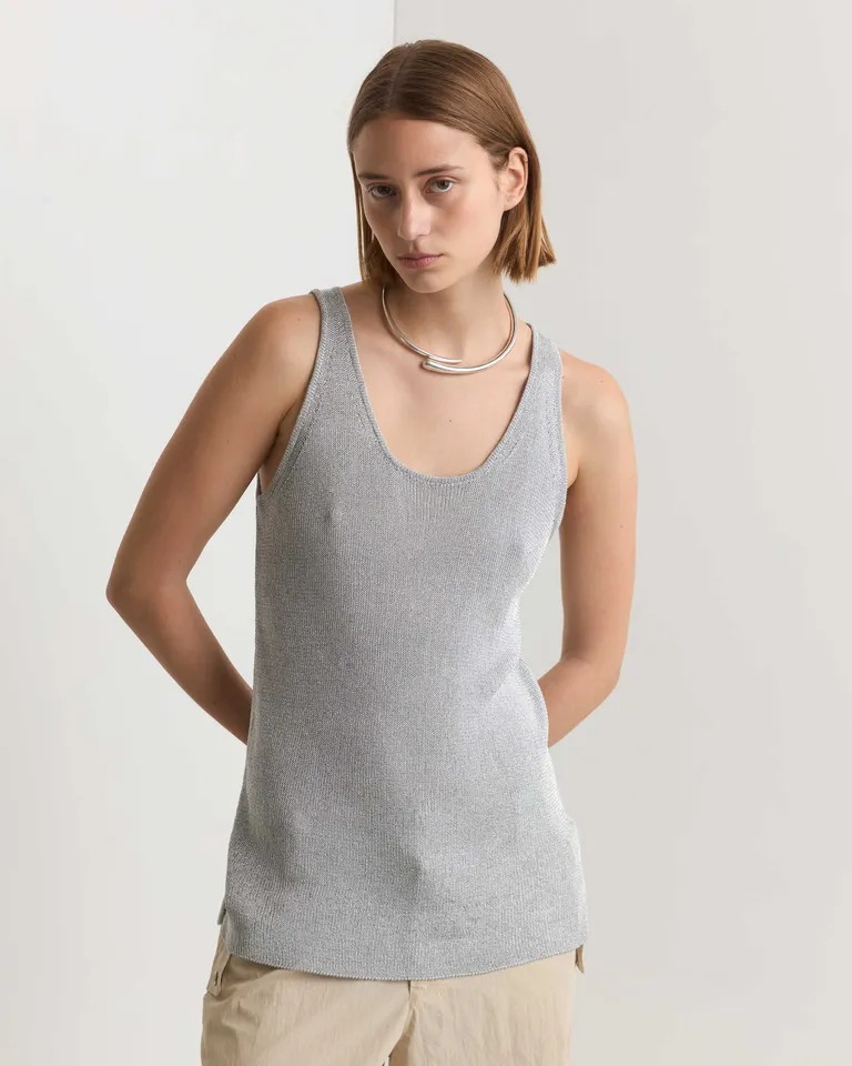 Top brilloso y liviano en tono gris, ideal para looks versátiles y elegantes de Prüne en Tops para argentina