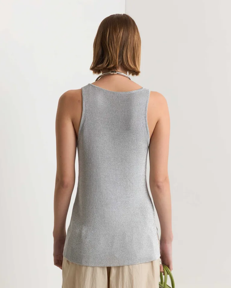 Top brilloso y liviano en tono gris, ideal para looks versátiles y elegantes de Prüne en Tops para argentina