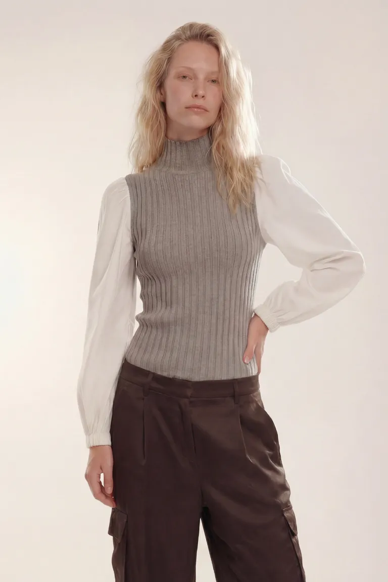 Remera de mujer con cuello alto y mangas largas combinadas de Akiabara en Remeras para argentina