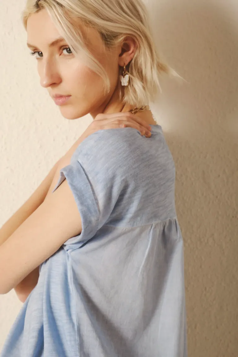 Remera de diseño en tonos celestes con frunces en la espalda de Rapsodia en Remeras para argentina