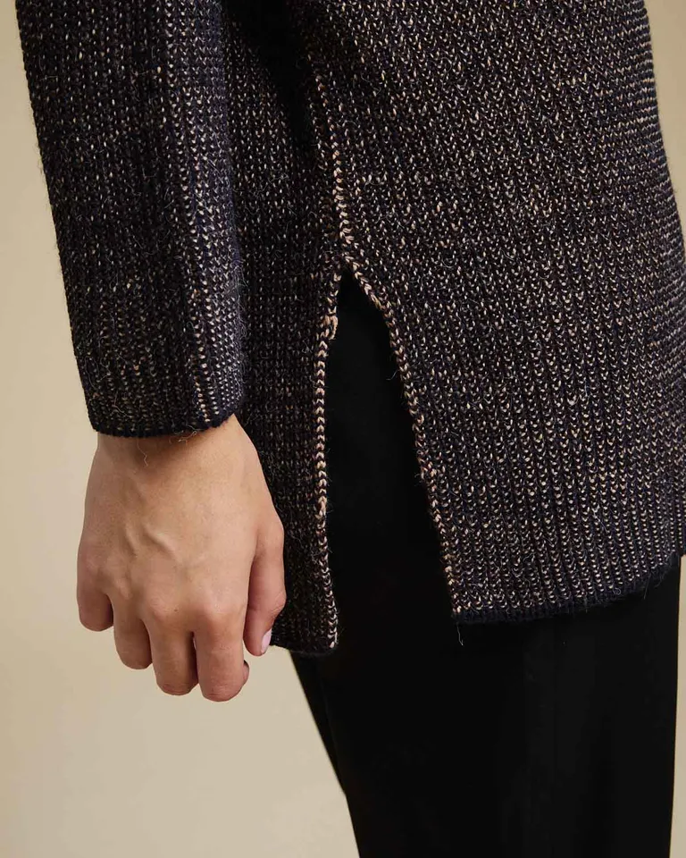 Polera de cuello alto con aberturas laterales y costuras a la vista de corte amplio de Wanama en Buzos y Sweaters para argentina