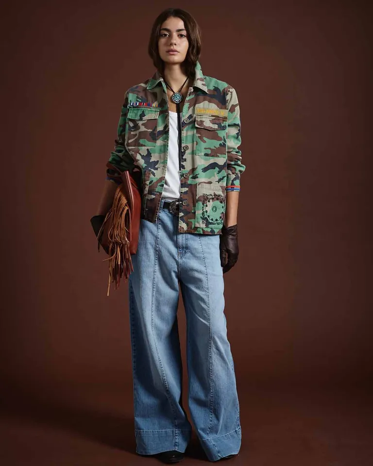 Chaqueta estilo militar con estampado camuflado, bordados detallados y letras estampadas en el sector de la espalda de Wanama en Chaquetas para argentina