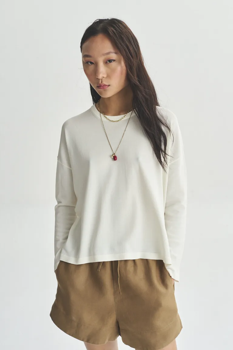 Sweater crema de punto, diseño sencillo y elegante para un estilo casual y moderno de Akiabara en Buzos y Sweaters para argentina