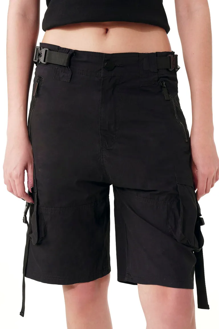 Bermuda estilo cargo con ajuste lateral, bolsillos, hebillas y cierres de tiro medio de 47 Street en Shorts para argentina