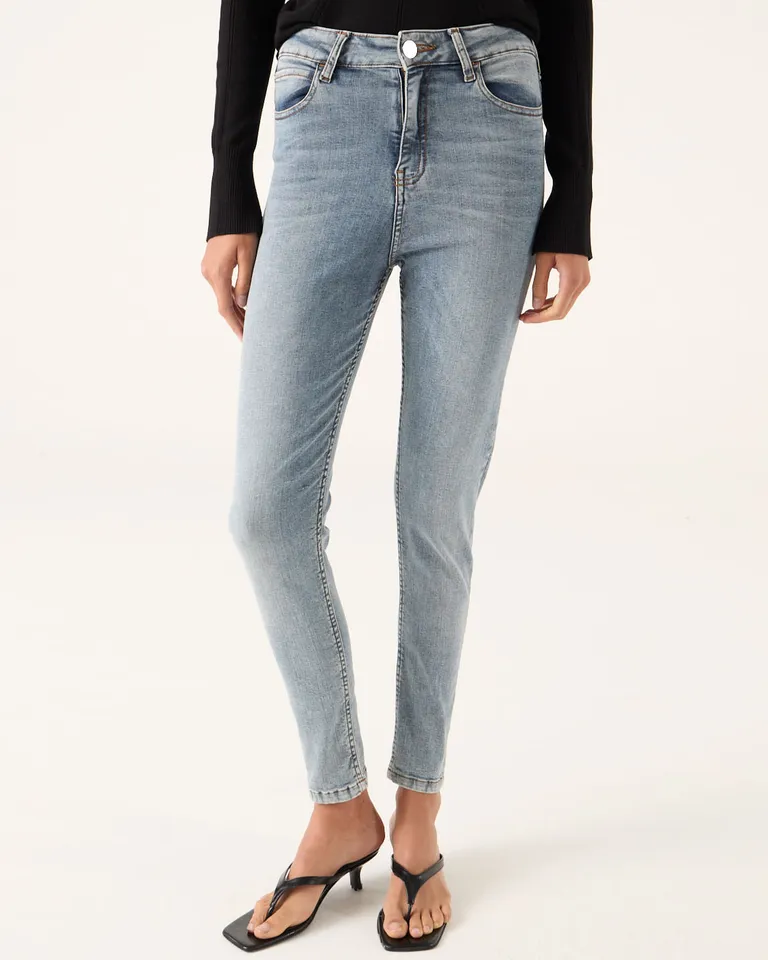 Jean tiro alto con calce ajustado y diseño de cinco bolsillos de Furzai en Pantalones para argentina