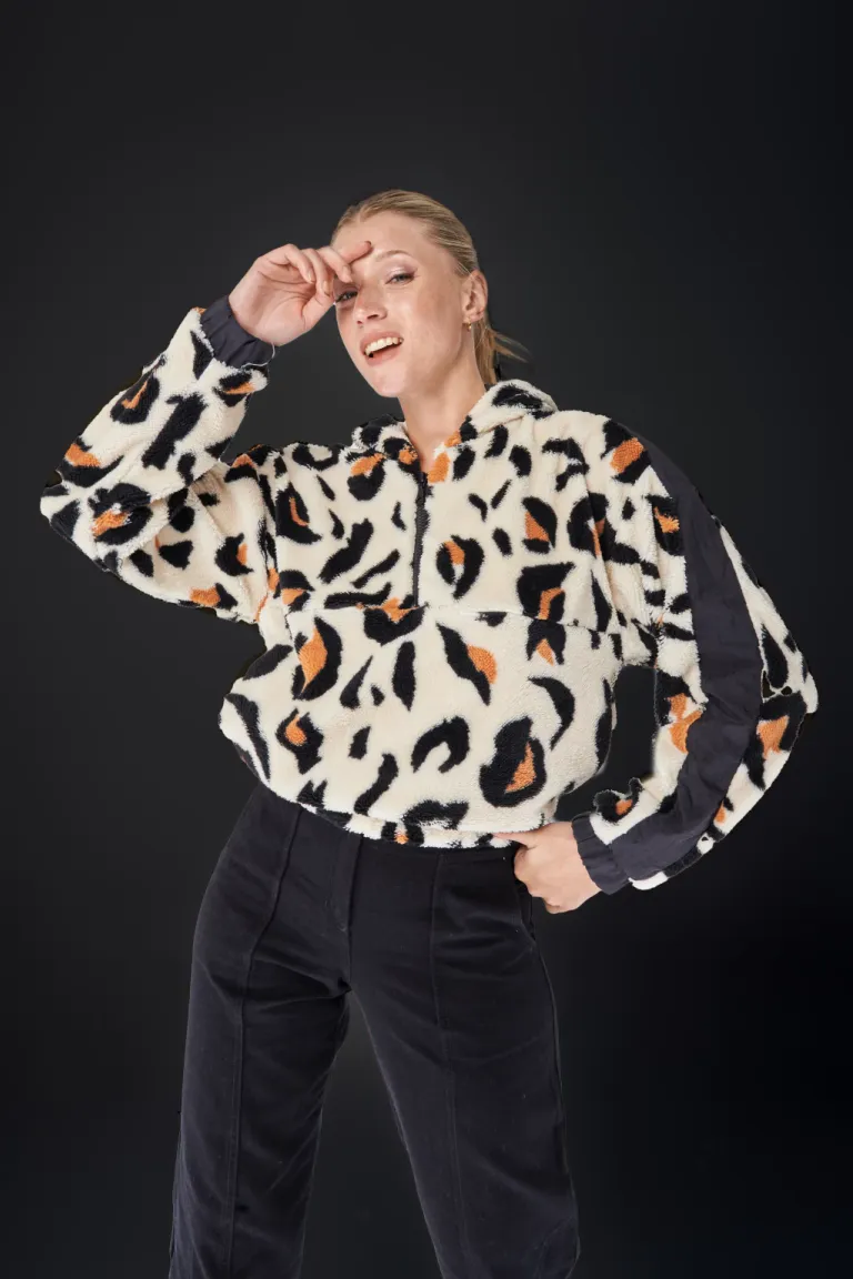 Buzo de corte amplio con diseño de estampado animal print para mujer de Apricot en Buzos y Sweaters para argentina