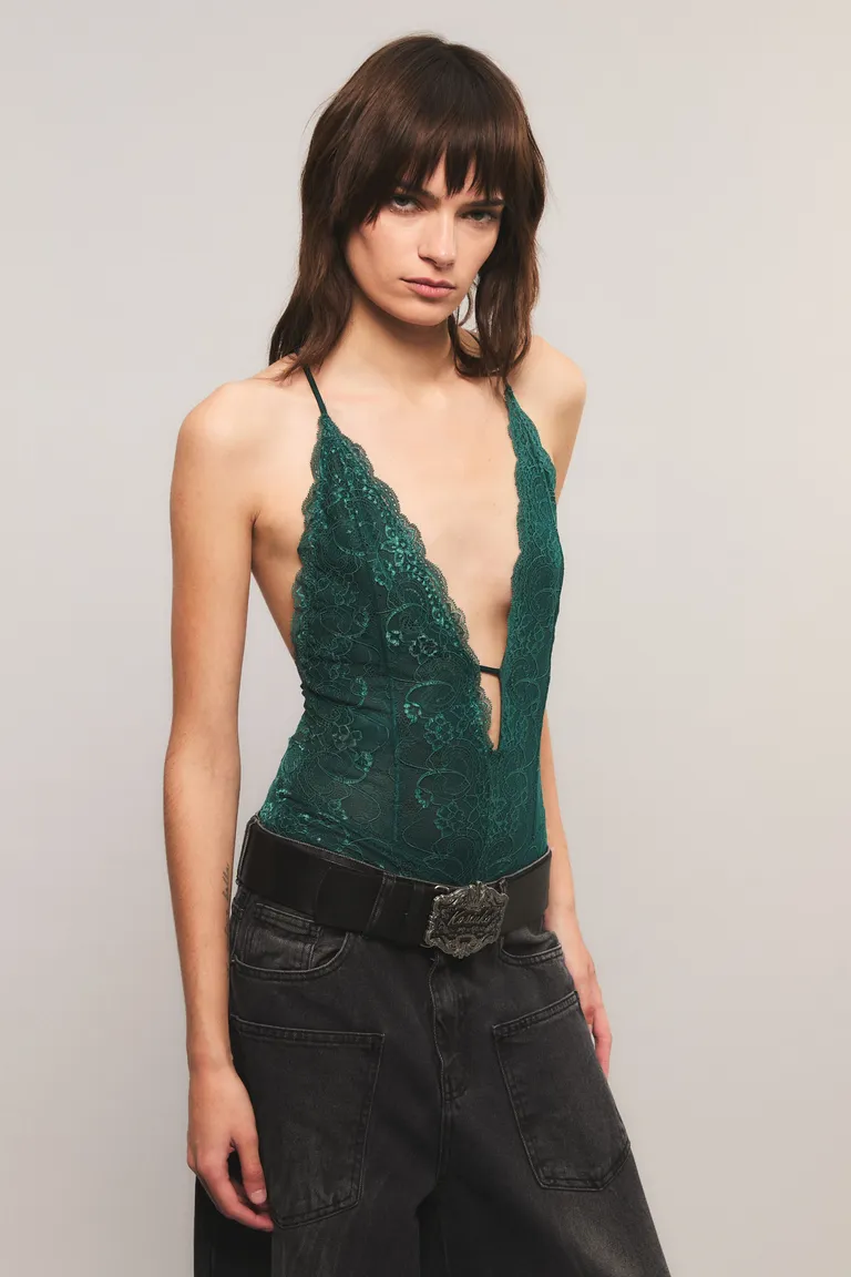 Body femenino con escote profundo en V y espalda cruzada con detalle de pasador de Kosiuko en Bodies para argentina