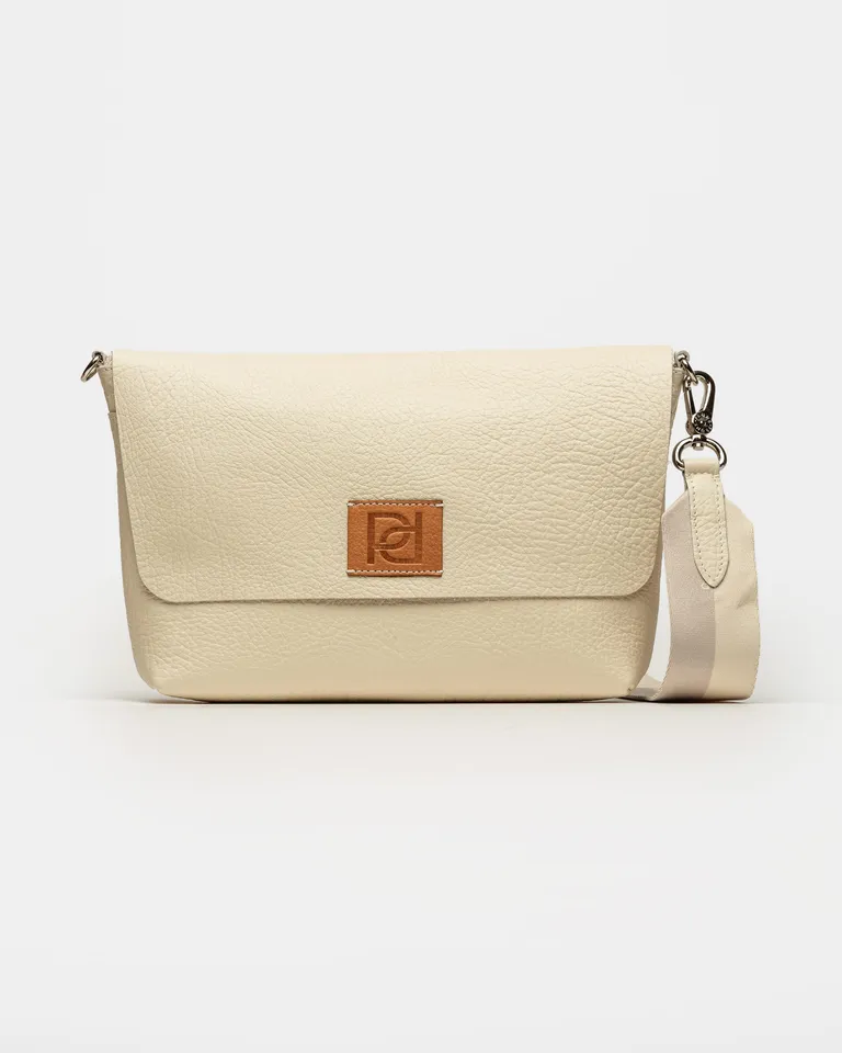 Bolso bandolera de cuero graneado en tono beige con detalle de marca de Prüne en Bolsos y Carteras para argentina
