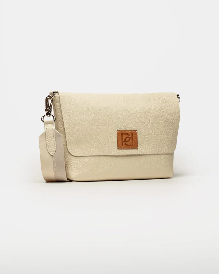 Bolso bandolera de cuero graneado en tono beige con detalle de marca de Prüne en Bolsos y Carteras para argentina