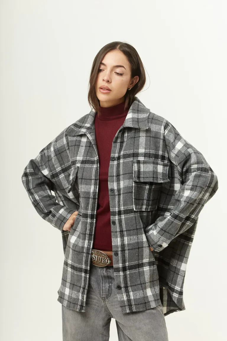 Camisaco oversize en diseño cuadrille de tono grisáceo para mujer de Belle en Chaquetas para argentina