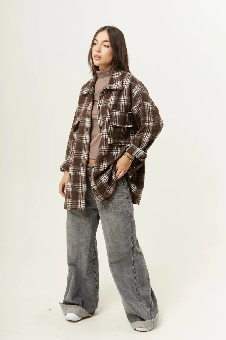 Camisaco oversize en diseño cuadrille de tono grisáceo para mujer de Belle en Chaquetas para argentina