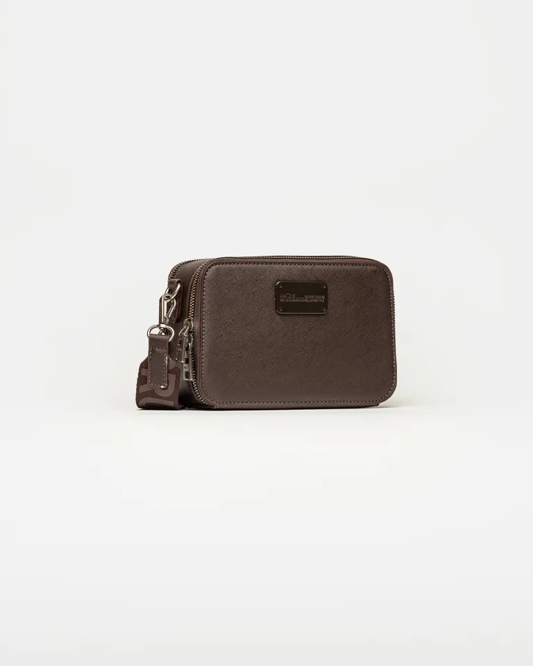 Bandolera rectangular estructurada con doble cierre superior, correa regulable y placa frontal decorativa de Prüne en Bolsos y Carteras para argentina