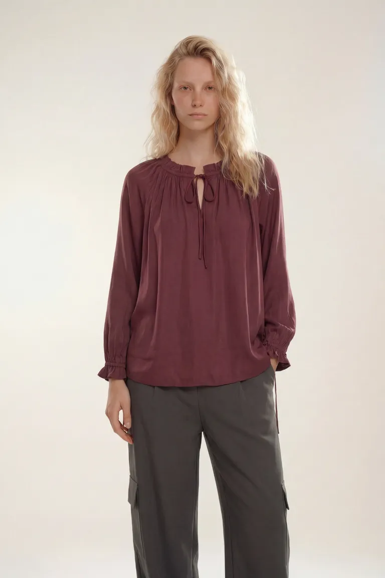 Blusa de mangas largas con cuello fruncido y lazos ajustables de Akiabara en Blusas para argentina