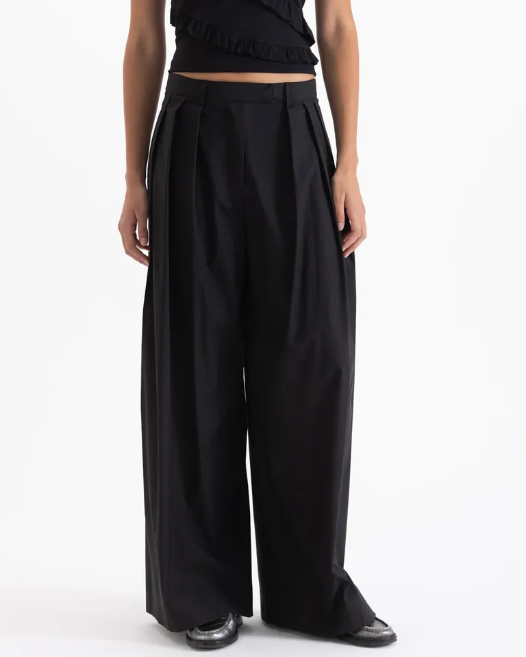 Pantalon con doble tabla en delantero y corte amplio con bolsillos laterales y traseros de Jazmin Chebar en Pantalones para argentina