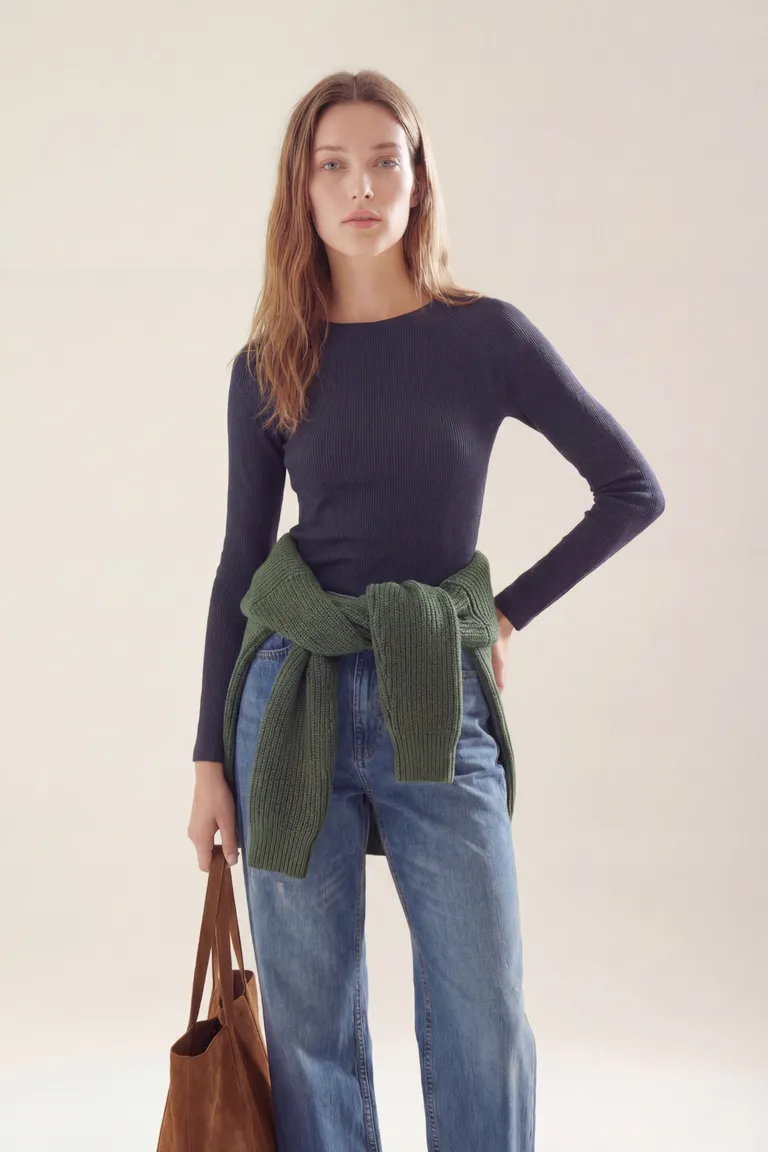 Remera básica de calce al cuerpo con mangas largas y cuello redondo de Akiabara en Remeras para argentina