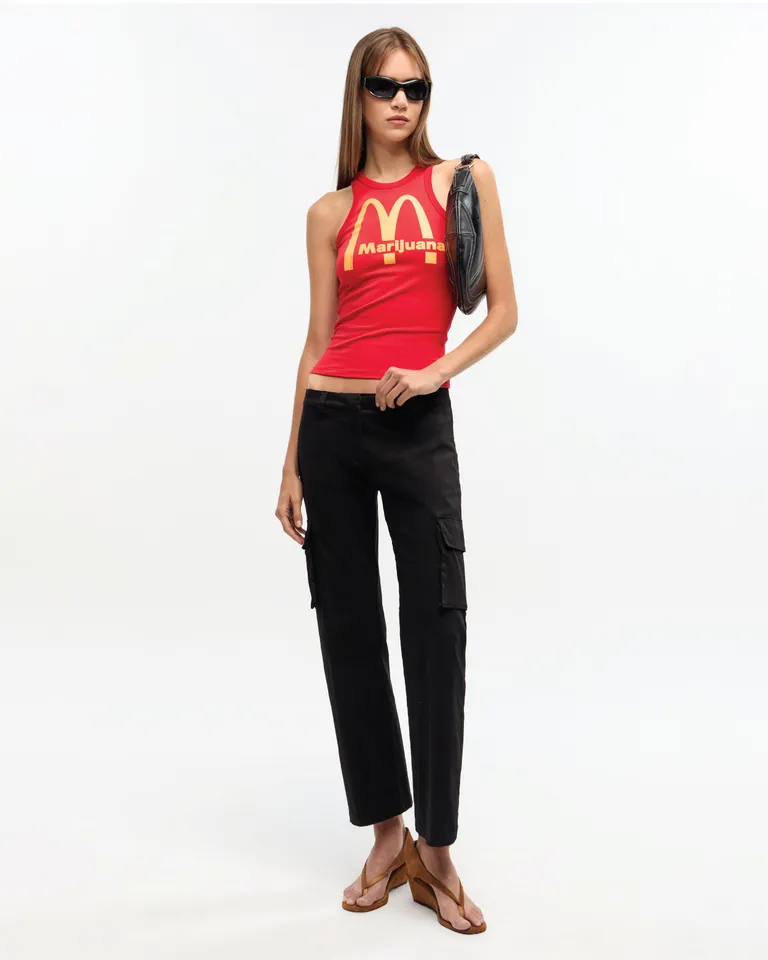 Pantalón cargo de corte elegante y diseño moderno para mujeres de Ay Not Dead en Pantalones para argentina