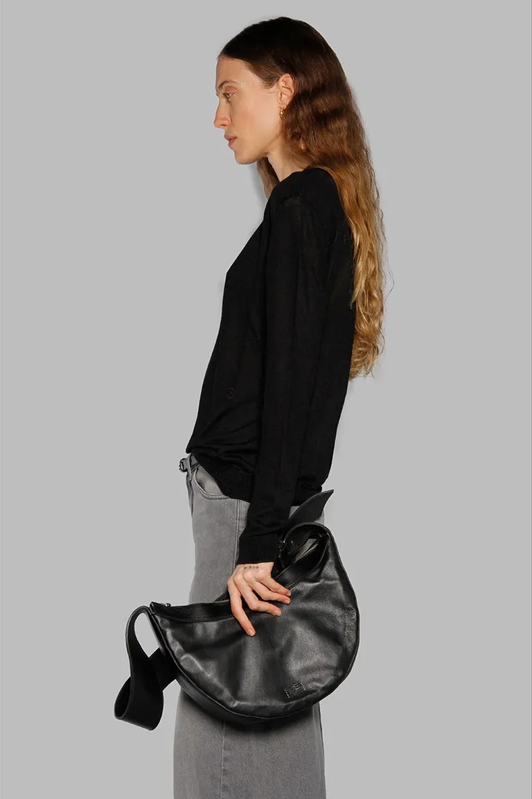 Suéter básico negro con diseño modular y bordado sutil para mujer de Sofia Sarkany en Buzos y Sweaters para argentina