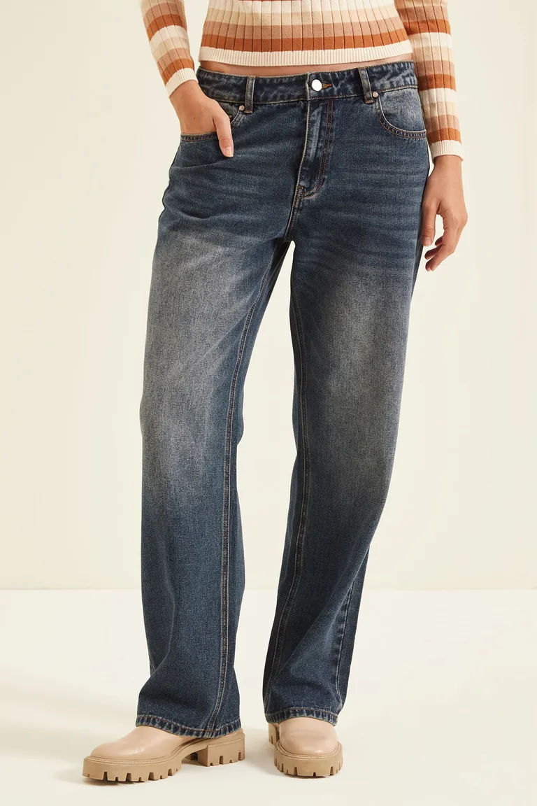 Pantalón de mujer tiro medio corte recto en denim con costuras a contratono de Cuesta Blanca en Pantalones para argentina