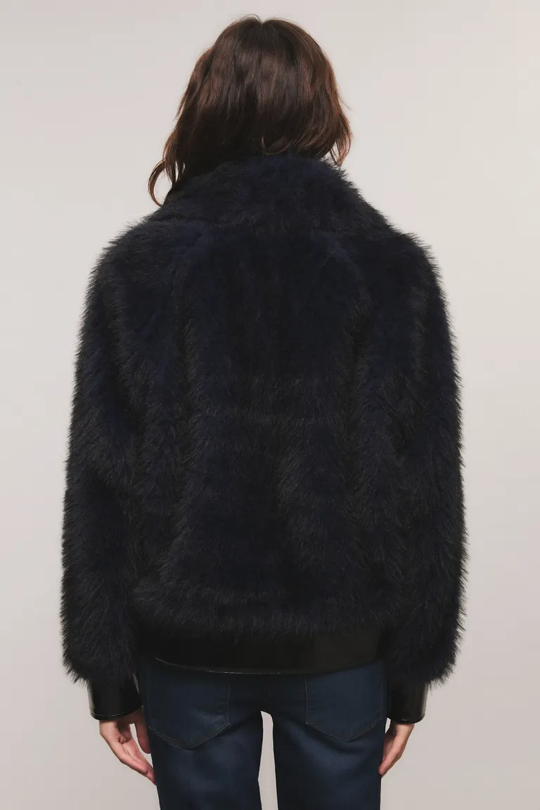 Chaqueta bomber de pelo sintético con cierre frontal y detalles estructurales en puños y solapas de Kosiuko en Chaquetas para argentina