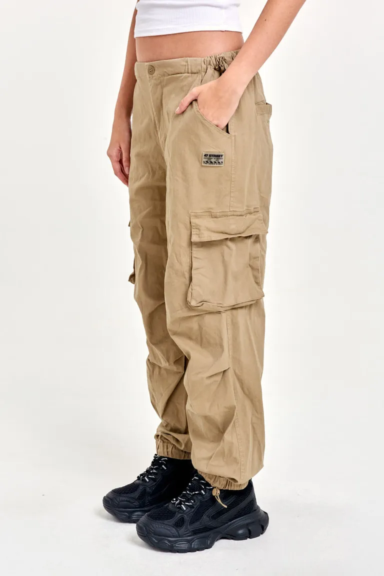 Pantalón cargo de mujer con bolsillos y diseño versátil de 47 Street en Pantalones para argentina