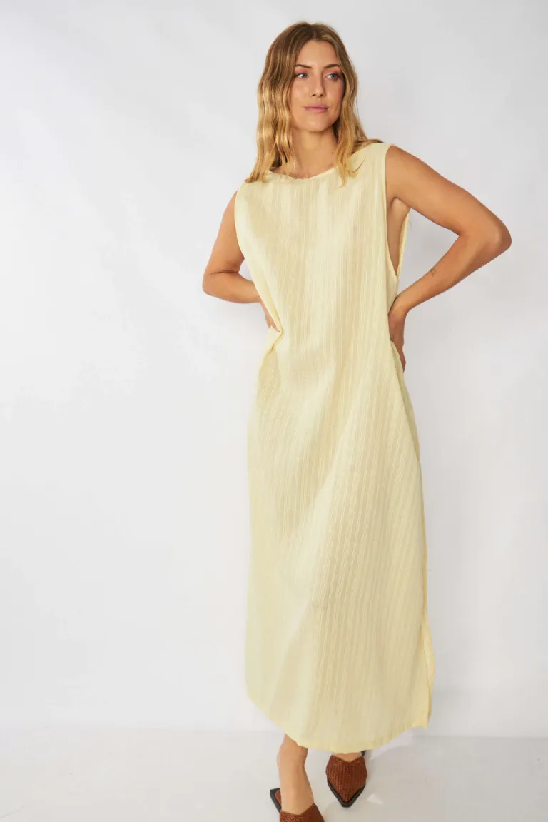 Vestido de lino amarillo claro con tajo lateral y botón en la espalda de Belle en Vestidos para argentina