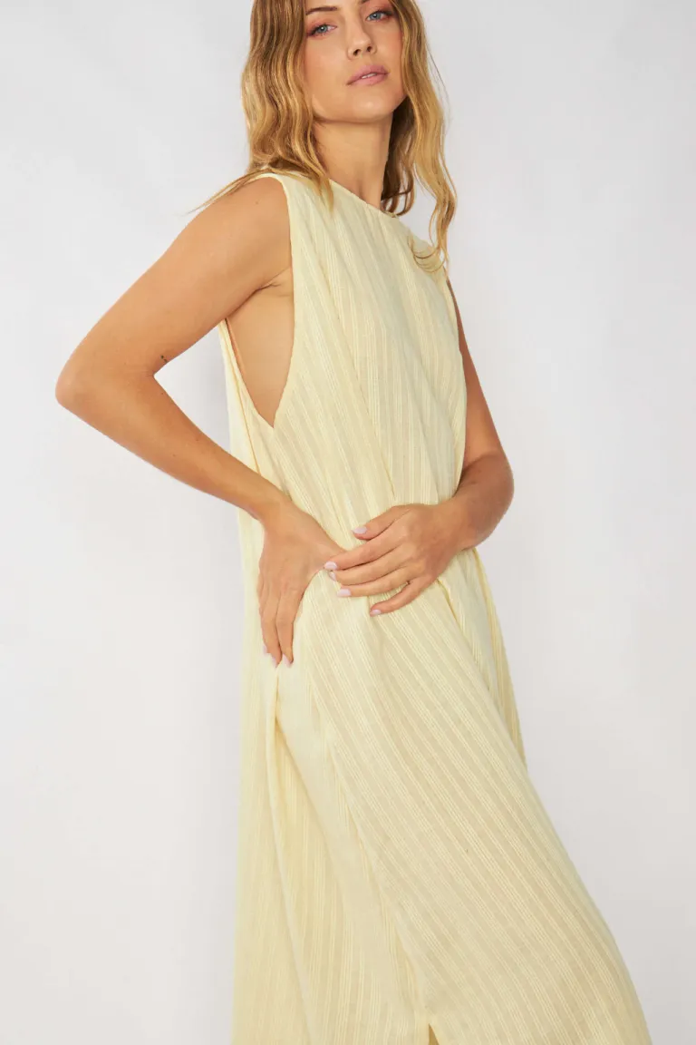 Vestido de lino amarillo claro con tajo lateral y botón en la espalda de Belle en Vestidos para argentina