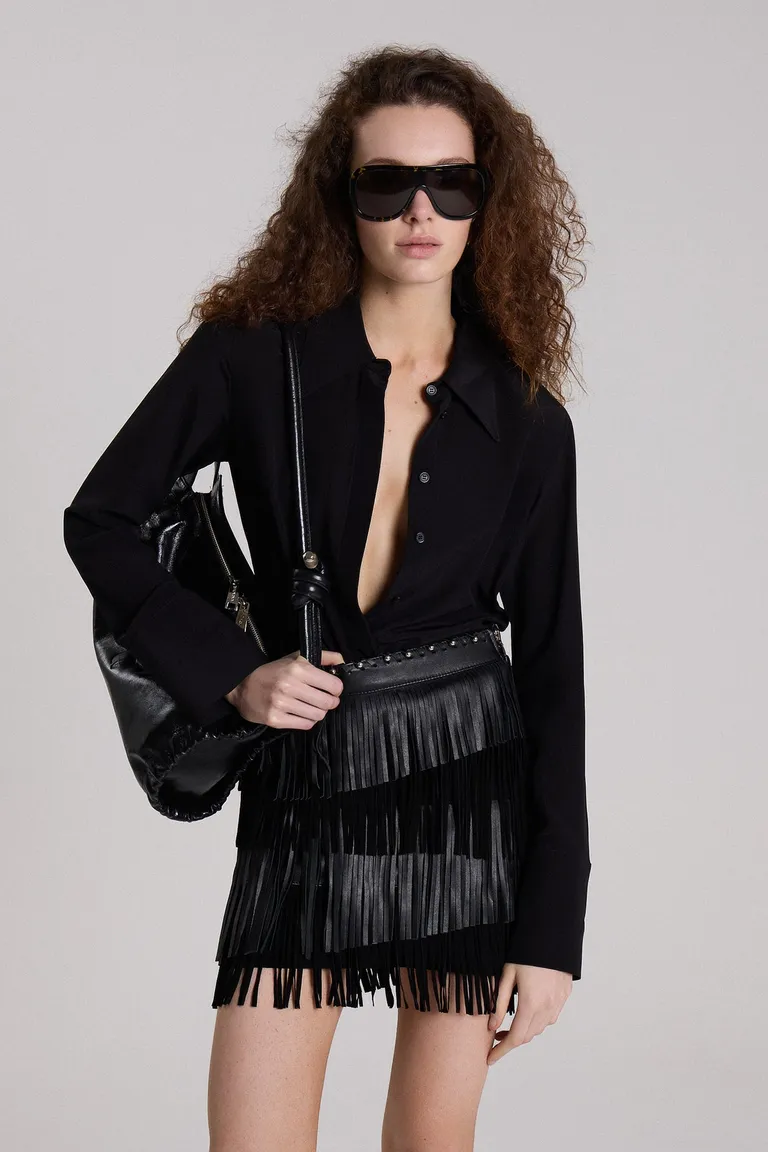 Minifalda de cuero negro con flecos - Diseño exclusivo y elegante de Maria Cher en Faldas para argentina