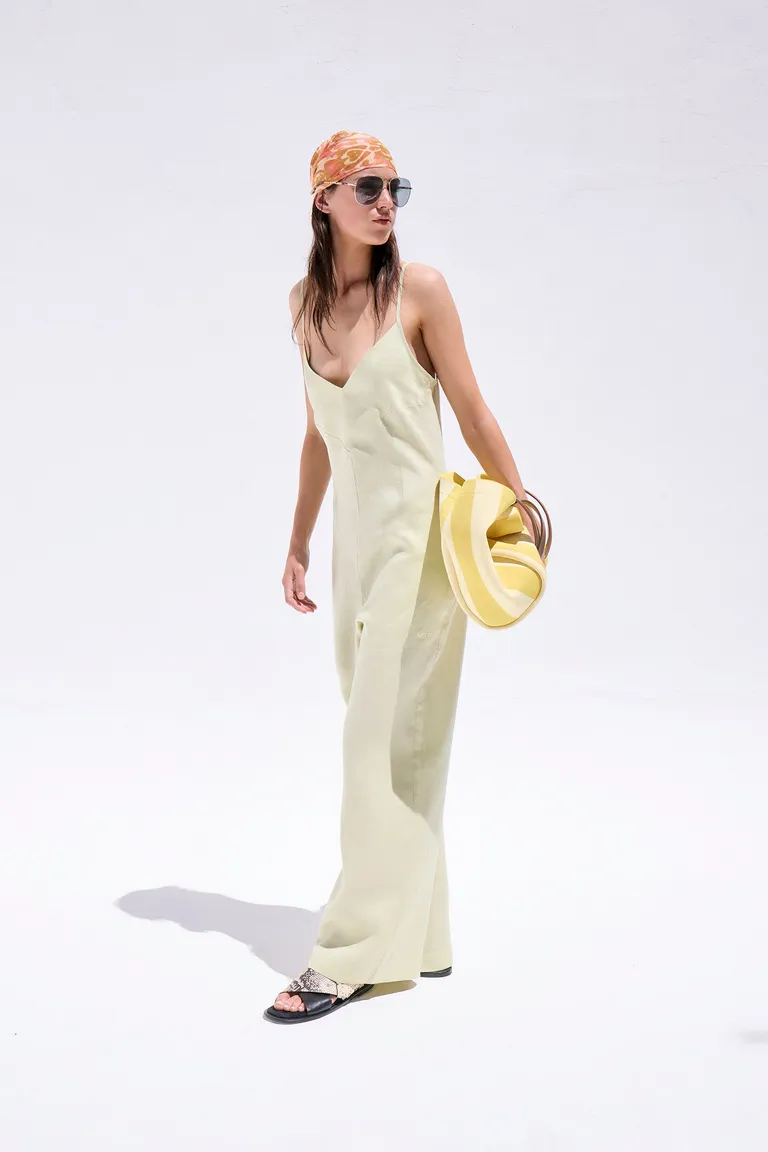 Mono de lino en tonos verdes, diseño relajado y silueta regular de Maria Cher en Monos para argentina